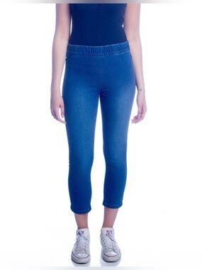 DKR Apparel Stretch Denim Pull-On Crop Capri-Light Wash